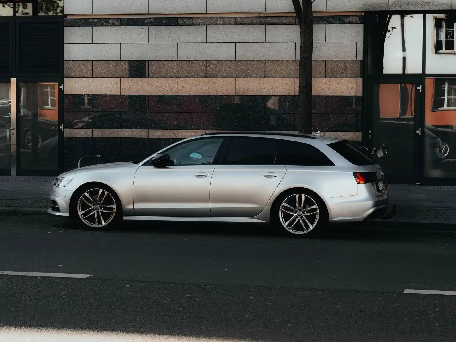 Black estate car with extra luggage space for London transfers