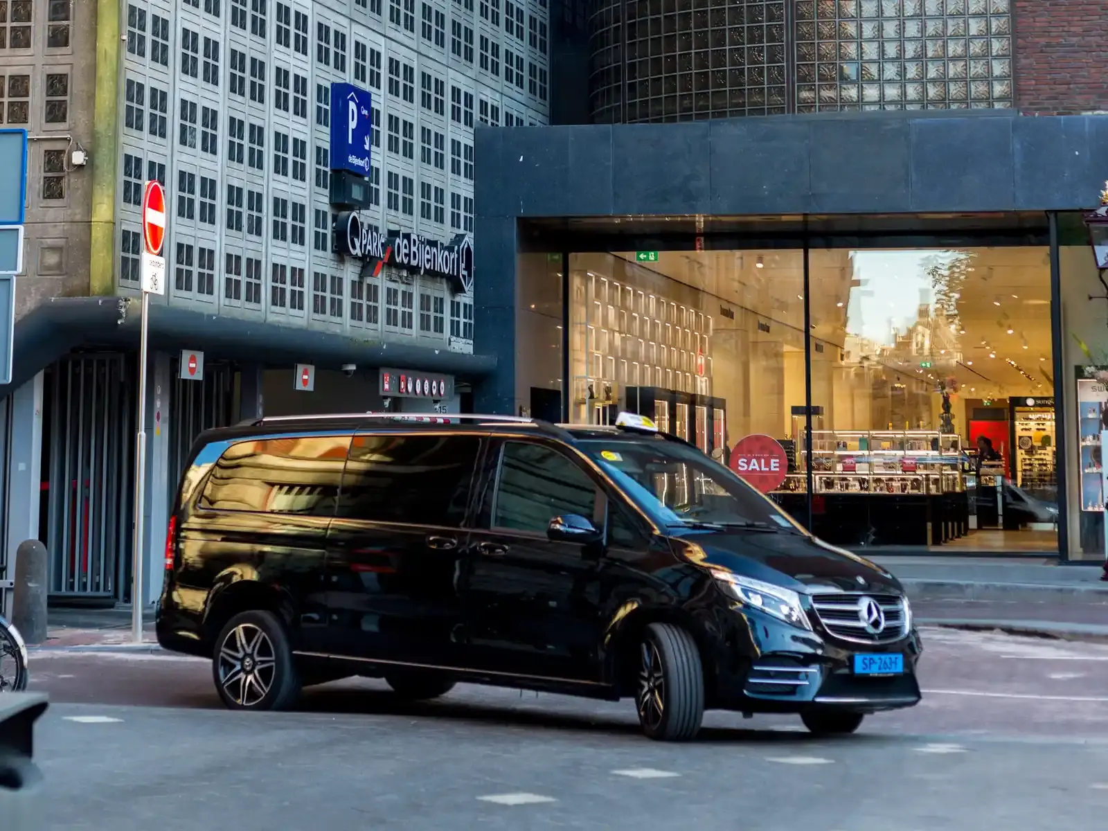 Black 6-seater MPV for group airport transfers in London