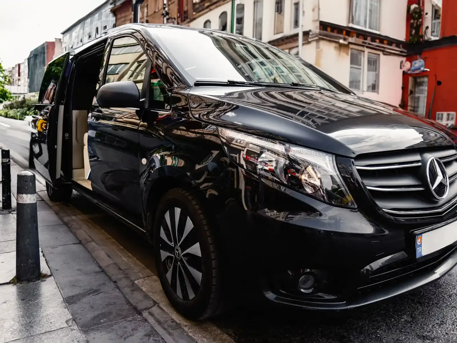 Black van for large group and luggage transfers in London